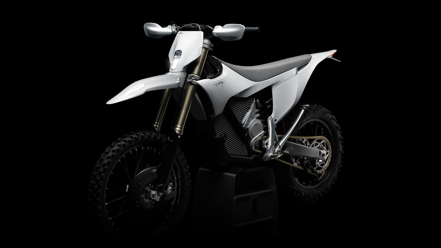 2025 VARG EX, SNOW WHITE, HAND BRAKE, TITANIUM FOOTPEGS