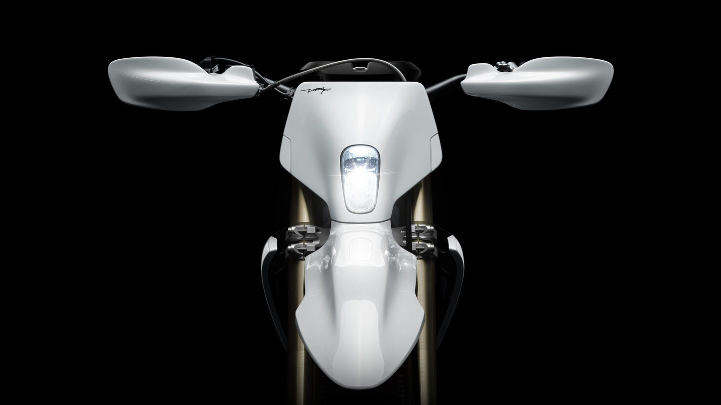 2025 VARG EX, SNOW WHITE, HAND BRAKE, TITANIUM FOOTPEGS